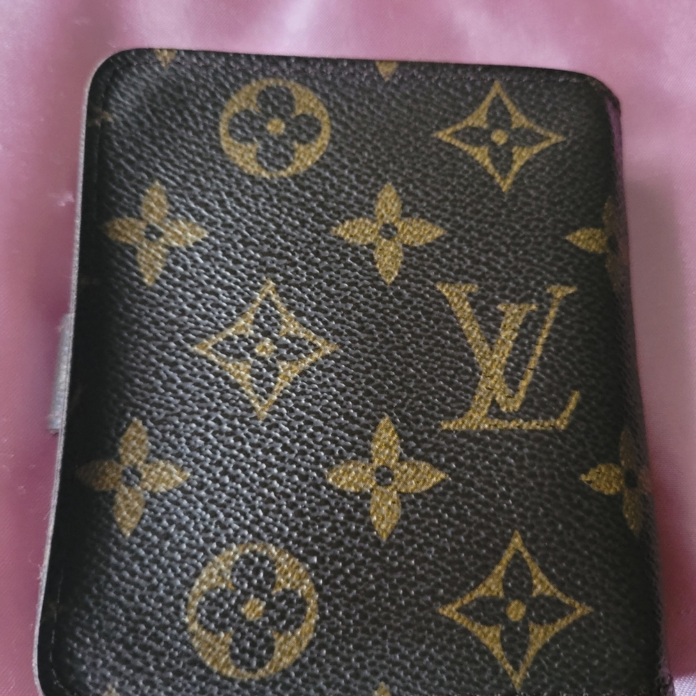 LV Wallet (AUTHENTIC) - Picture 2 of 16